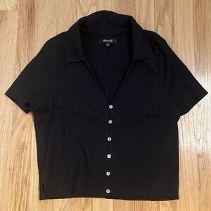 Madewell Cropped Crinkle Y Neck Button Down in Black